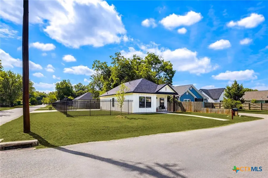 303 Pine Street, Luling, TX 78648 - #2