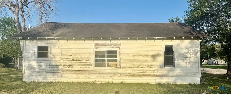 409 W Morris Street, Yoakum, TX 77995 - #2