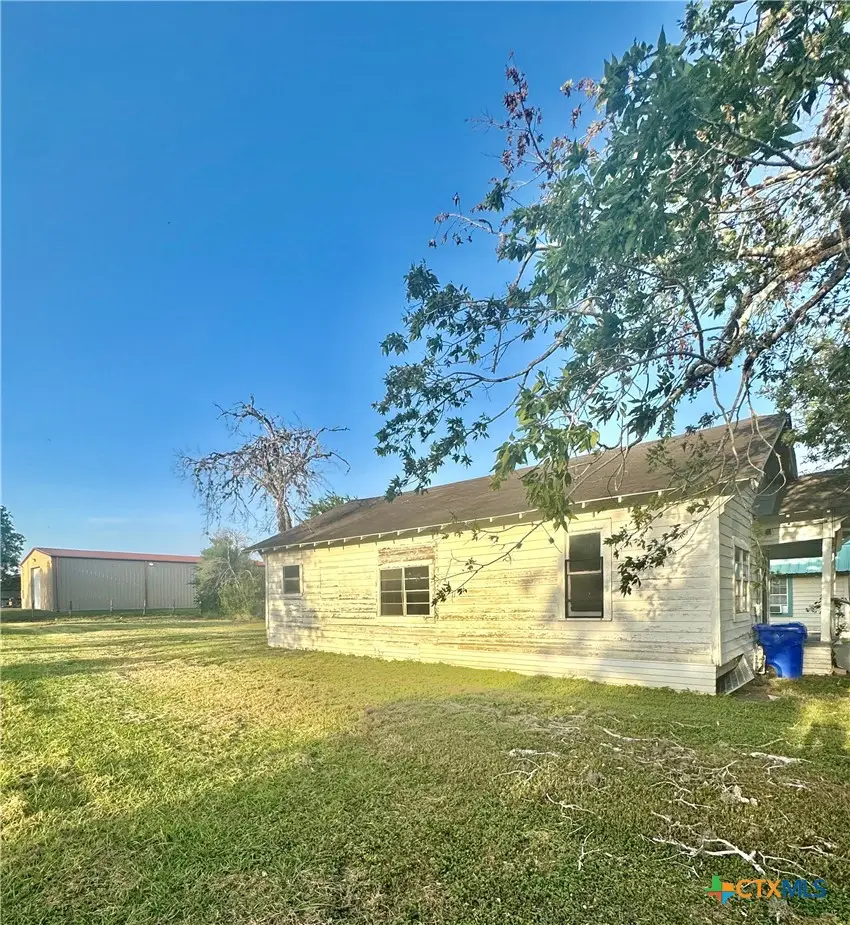 409 W Morris Street, Yoakum, TX 77995 - #3