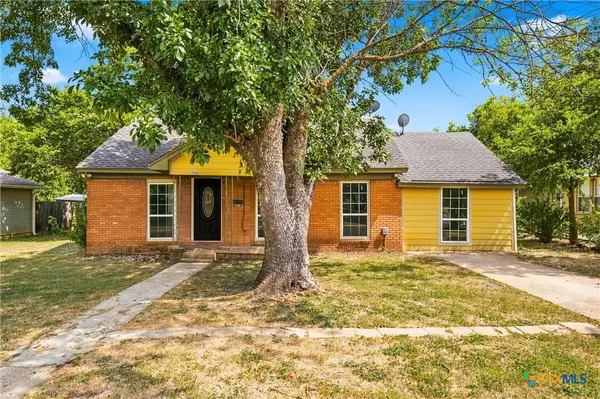 1126 W 7th Street, McGregor, TX 76657