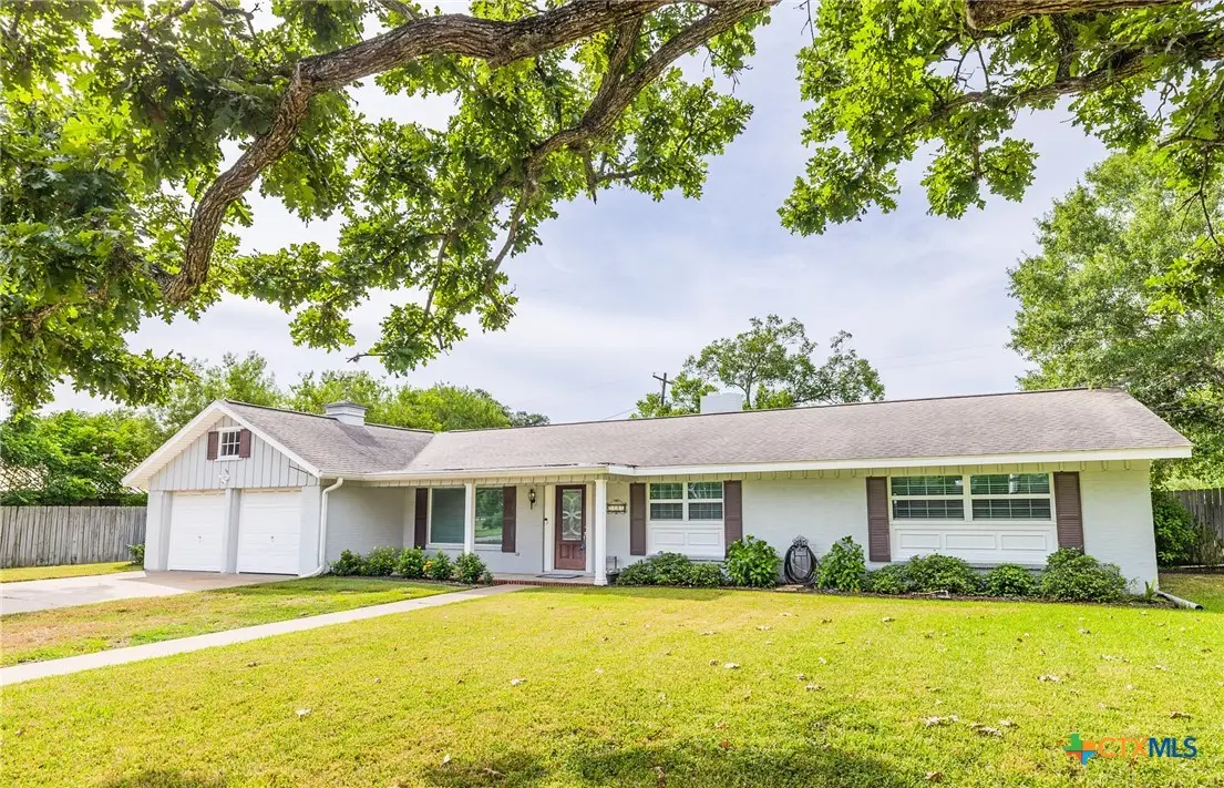 2206 E Loma Vista Avenue, Victoria, TX 77901 - #1