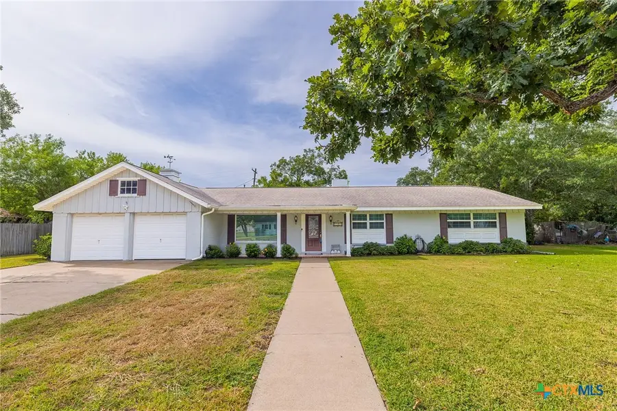 2206 E Loma Vista Avenue, Victoria, TX 77901 - #2