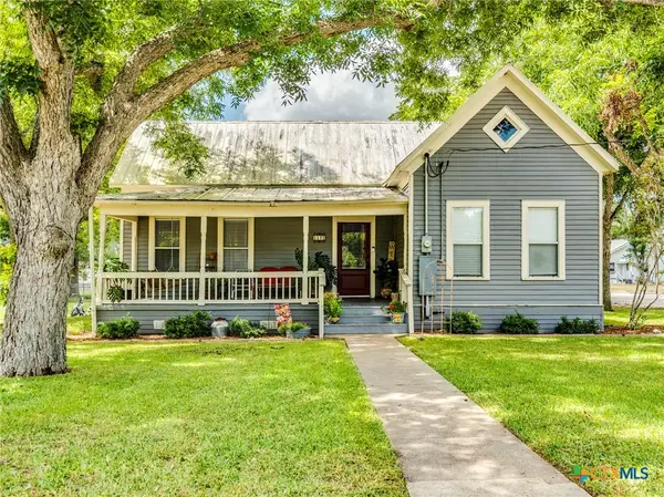 1122 N Avenue H, Shiner, TX 77984
