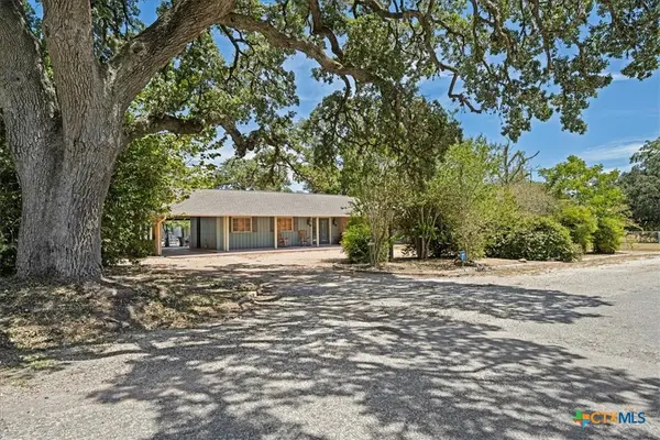 221 E 9th Street, Flatonia, TX 78941