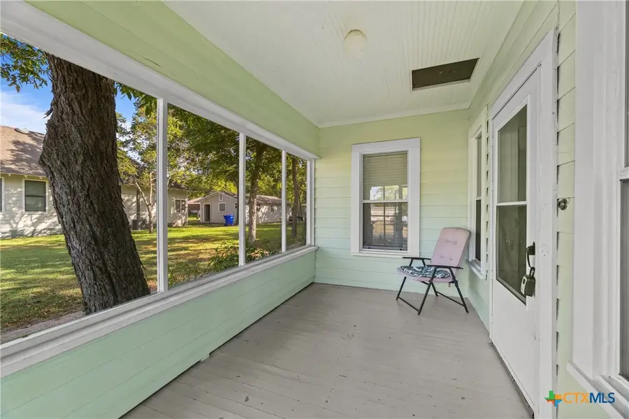 210 Pecan Street, Yoakum, TX 77995 - #3