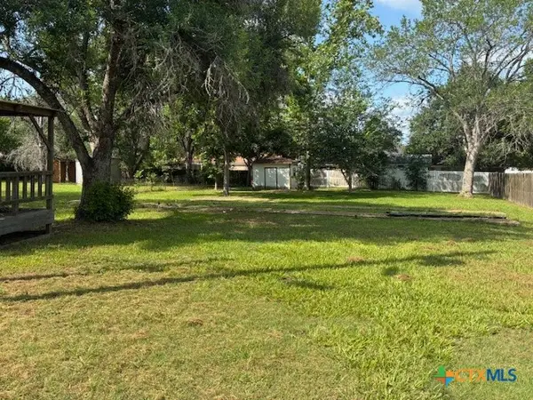 704,706 Walnut Street, Yoakum, TX 77995