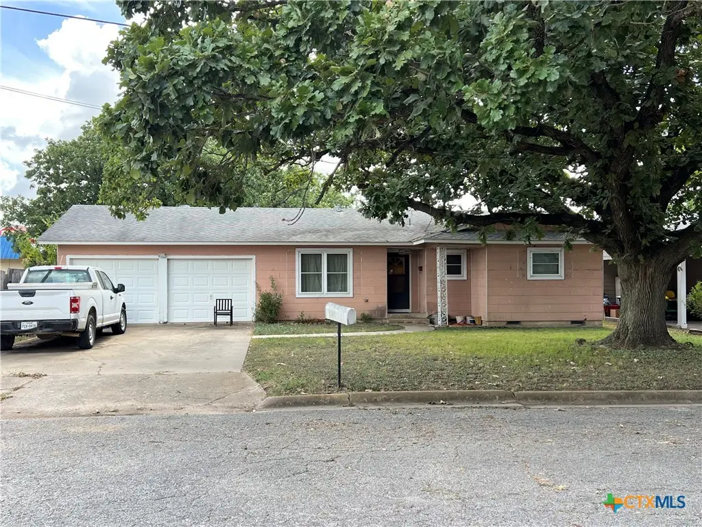 1740 N Hamilton Street, Gonzales, TX 78629 - #1