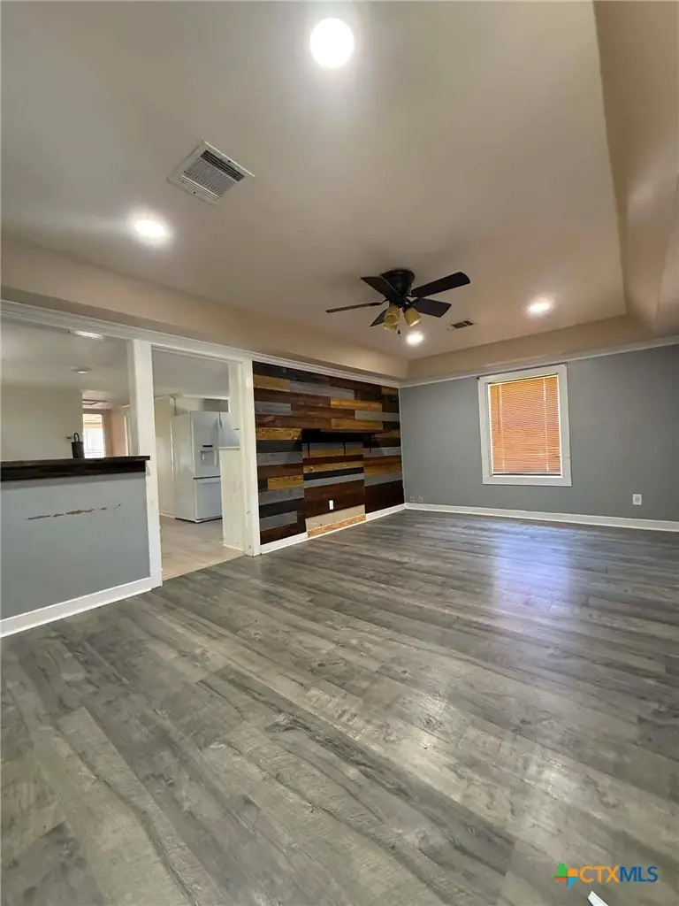206 W Avenue B, Lampasas, TX 76550 - #3
