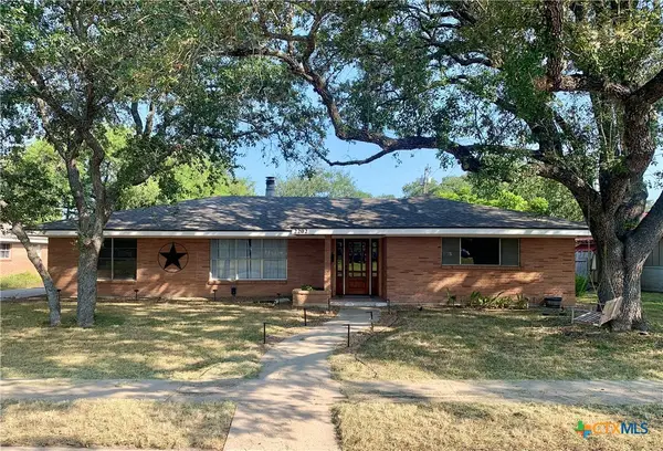 2202 E Loma Vista Avenue, Victoria, TX 77901