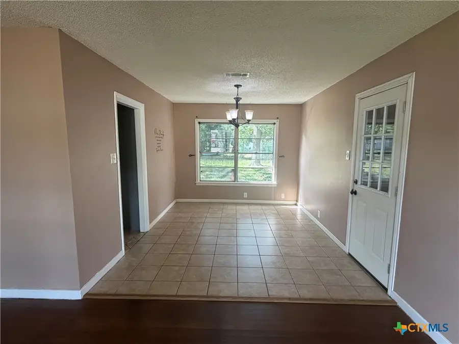 1801 E Walnut Avenue, Victoria, TX 77901 - #2