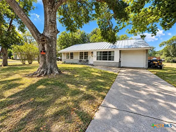 1119 N East, Edna, TX 77957