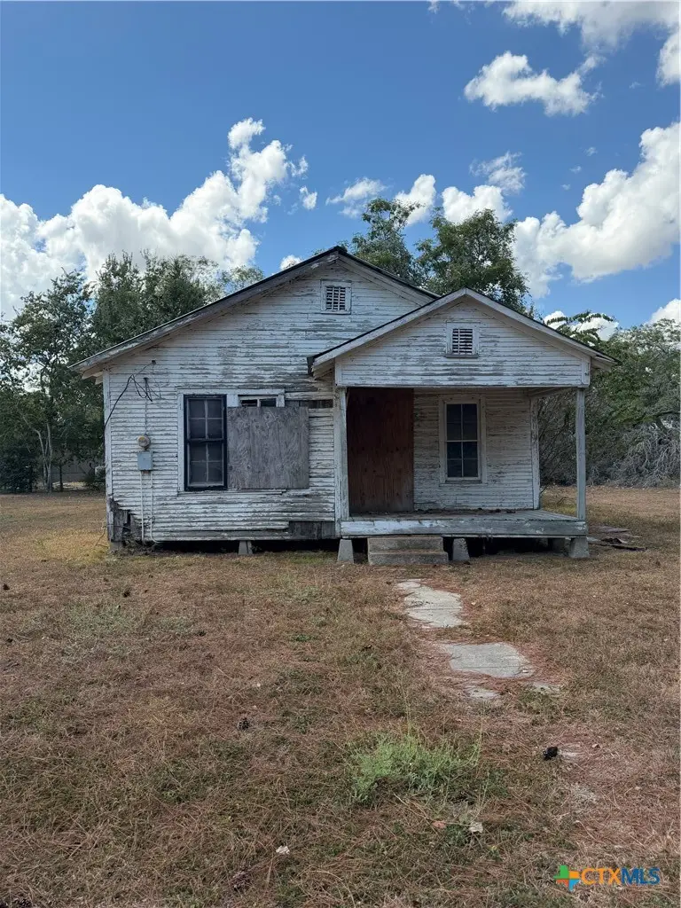 415 W Hamilton St., Cuero, TX 77954 - #1