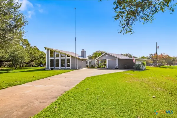 513 Lakeshore Drive, Victoria, TX 77905