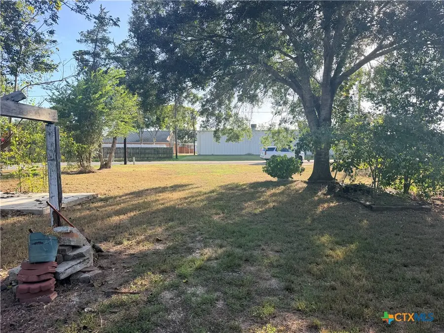 506 N East St, Edna, TX 77957 - #3