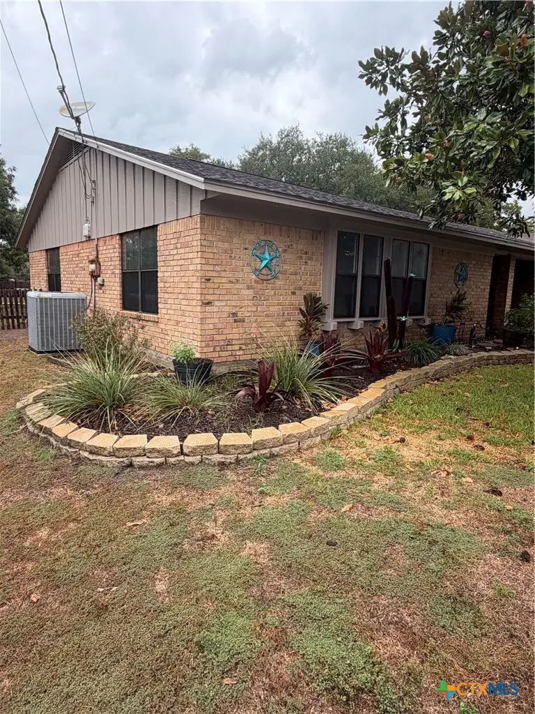 904 Carroll Dr, Yoakum, TX 77995 - #2