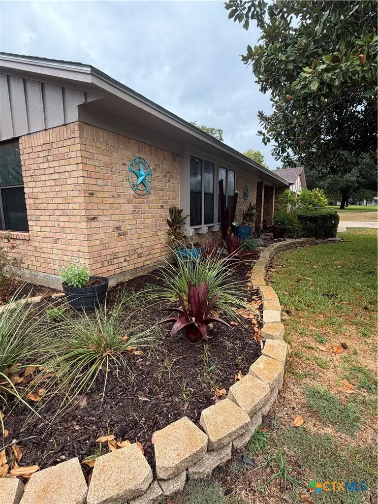 904 Carroll Dr, Yoakum, TX 77995 - #3
