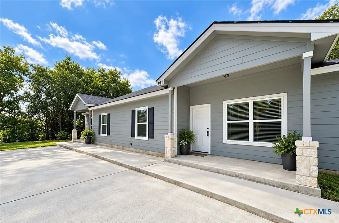911 E Seideman Street, Seguin, TX 78155 - #1
