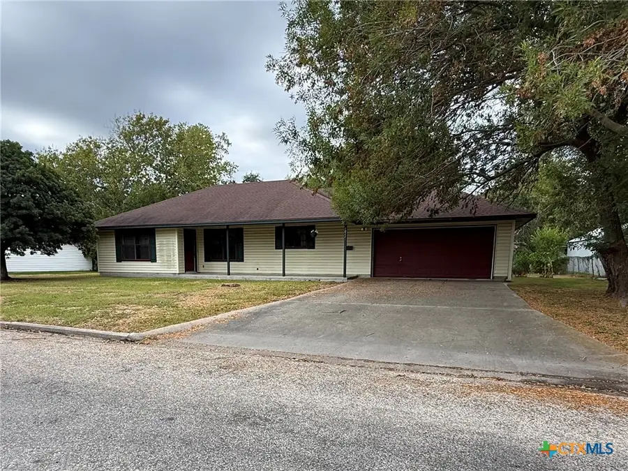 1011 N Ann Street, Port Lavaca, TX 77979 - #2