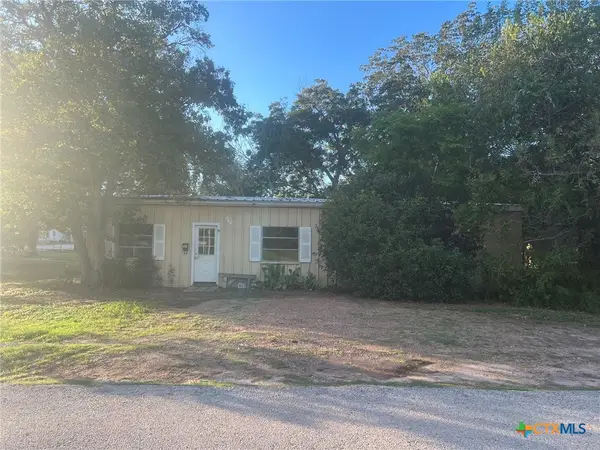 101 Walter Street, Yoakum, TX 77995