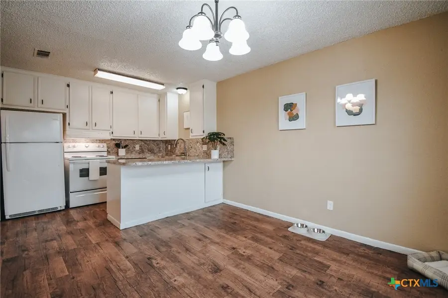 805 E Hiller Street, Victoria, TX 77901 - #3
