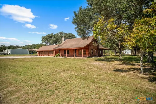 210 Winding Way Drive, Victoria, TX 77905