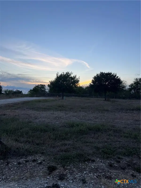 18 Horseshoe Drive, Gonzales, TX 78629