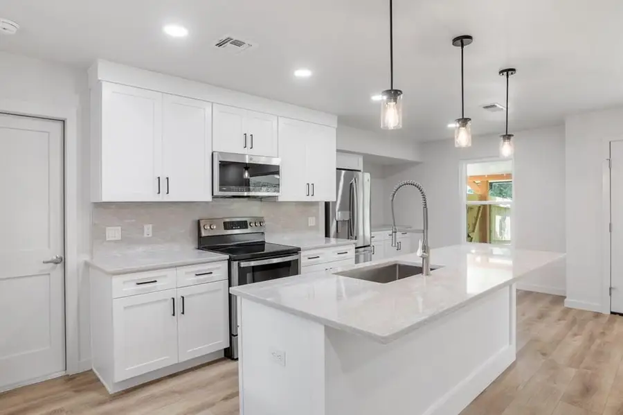 323 Broadmoor St, Fredericksburg, TX 78624 - Image #2