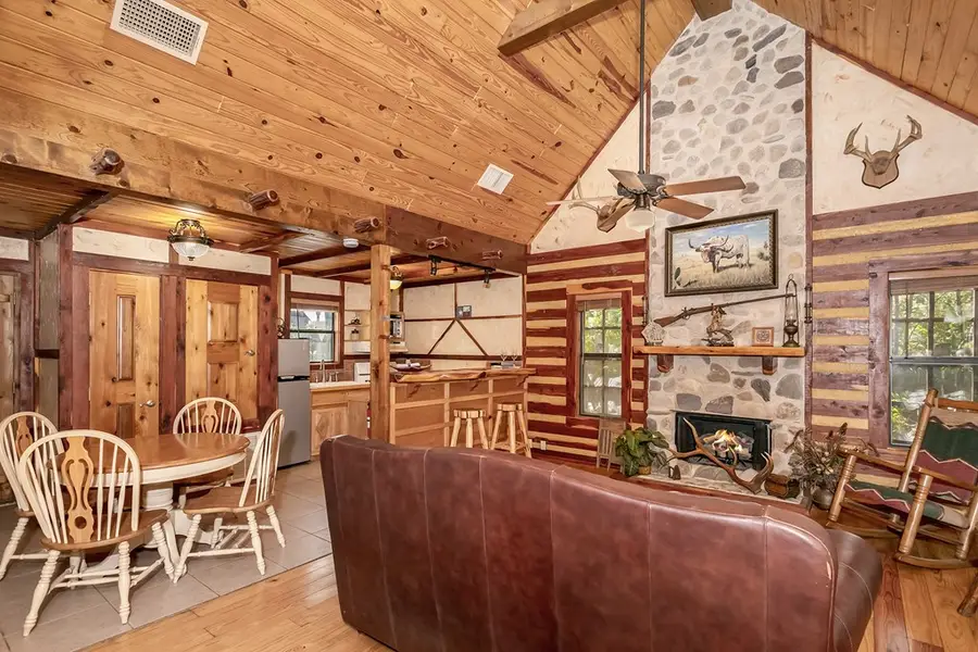 511 W Austin St, Fredericksburg, TX 78624 - Image #3