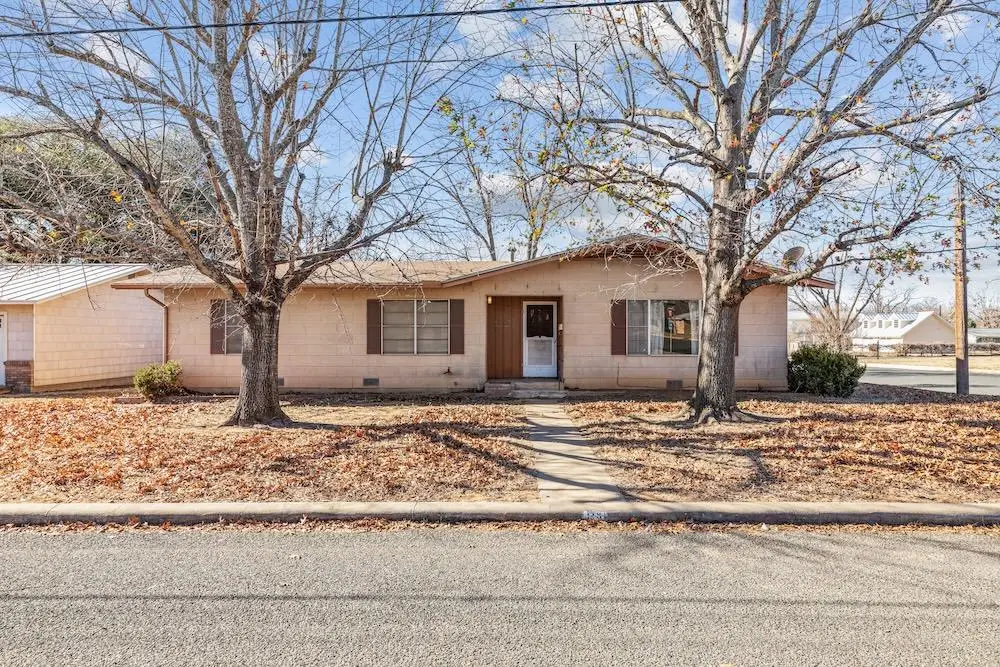 113 W Nimitz St, Fredericksburg, TX 78624 - Image #1