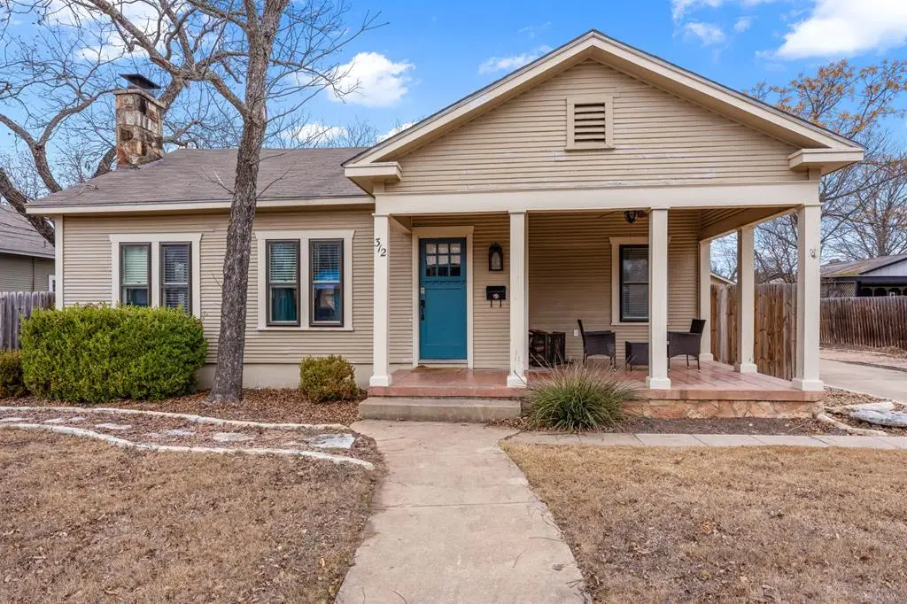 312 Lytle St, Kerrville, TX 78028 - #1