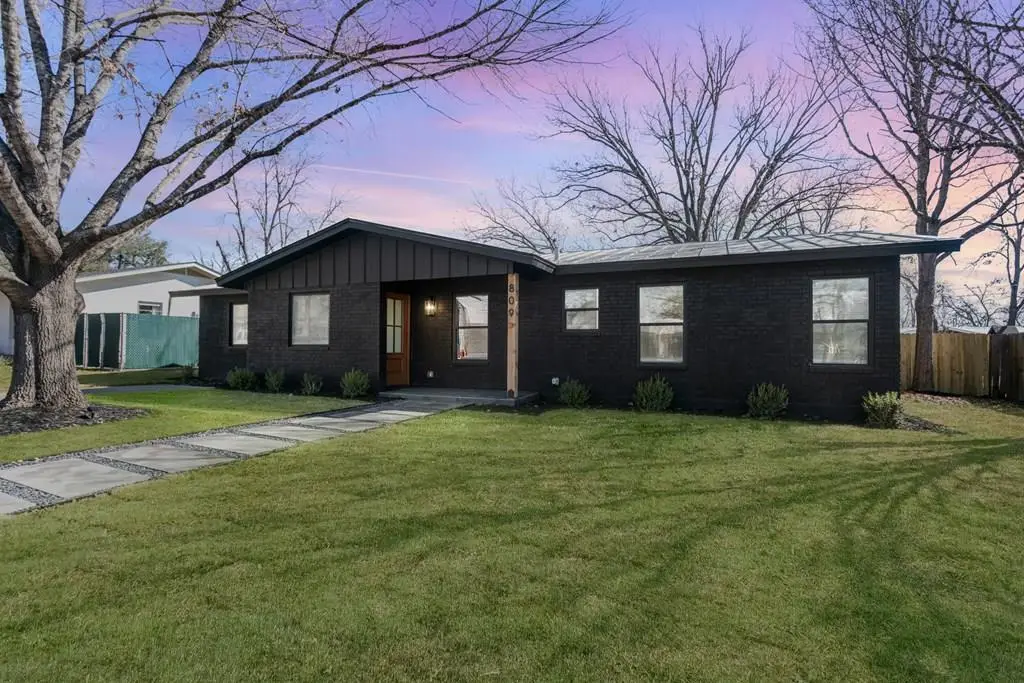 809 N Edison St, Fredericksburg, TX 78624 - Image #1