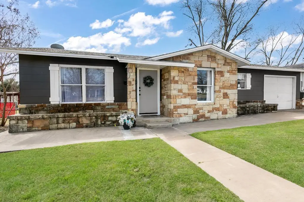 333 W Burbank St, Fredericksburg, TX 78624 - Image #1