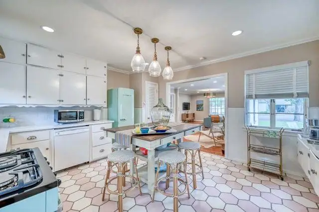 708 W Schubert St, Fredericksburg, TX 78624 - #1