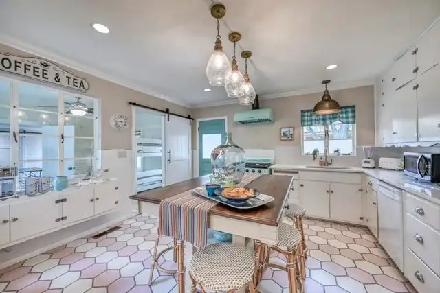 708 W Schubert St, Fredericksburg, TX 78624 - #3