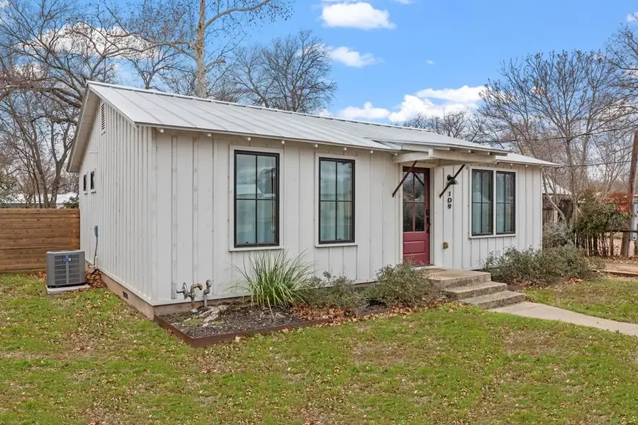 109 E Centre St, Fredericksburg, TX 78624 - #2