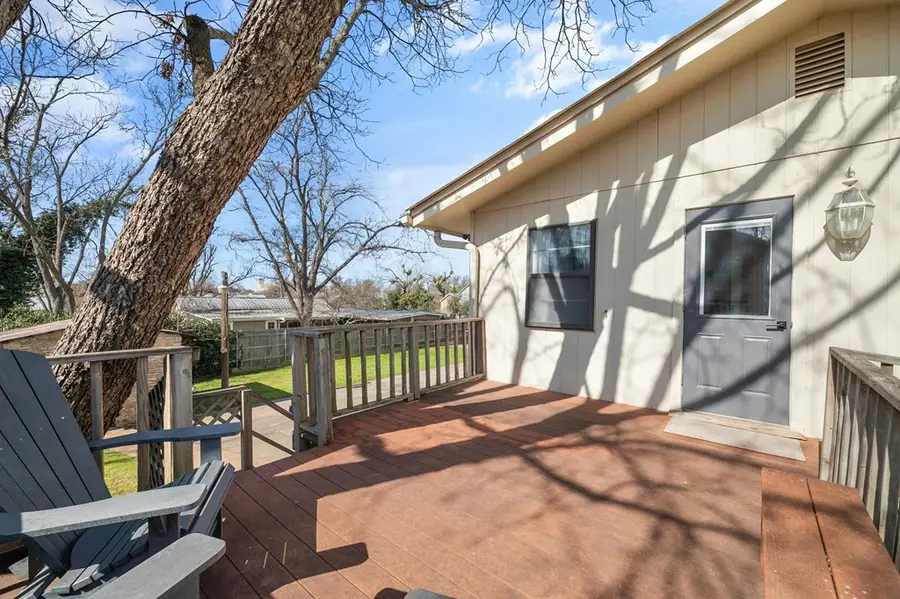 209 E Travis St, Fredericksburg, TX 78624 - #2