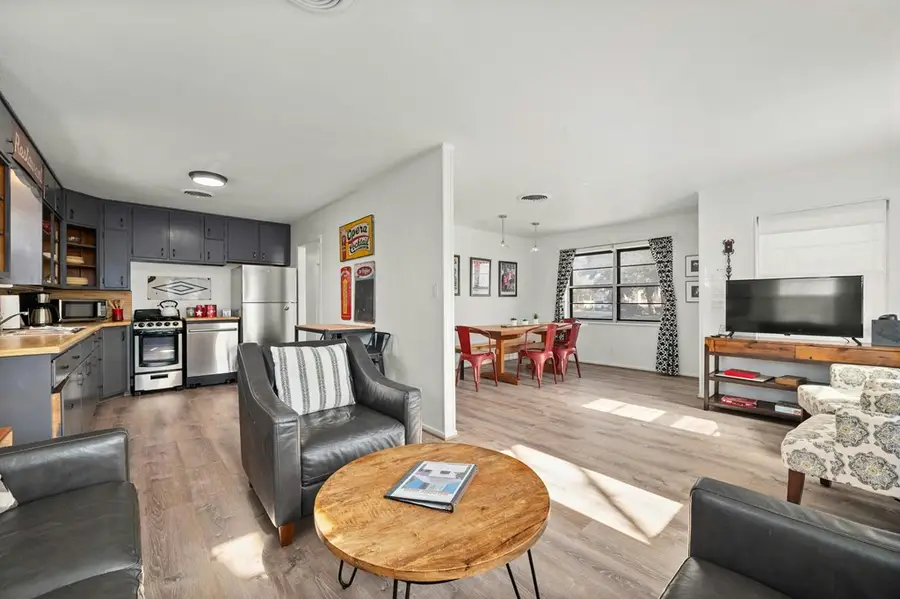 209 E Travis St, Fredericksburg, TX 78624 - #3