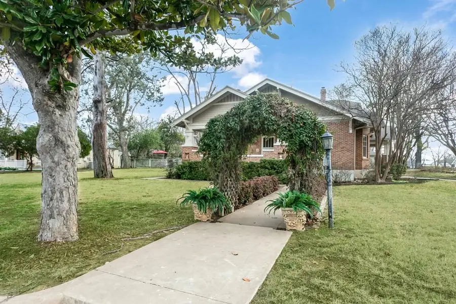 101 E Hackberry St, Fredericksburg, TX 78624 - #2