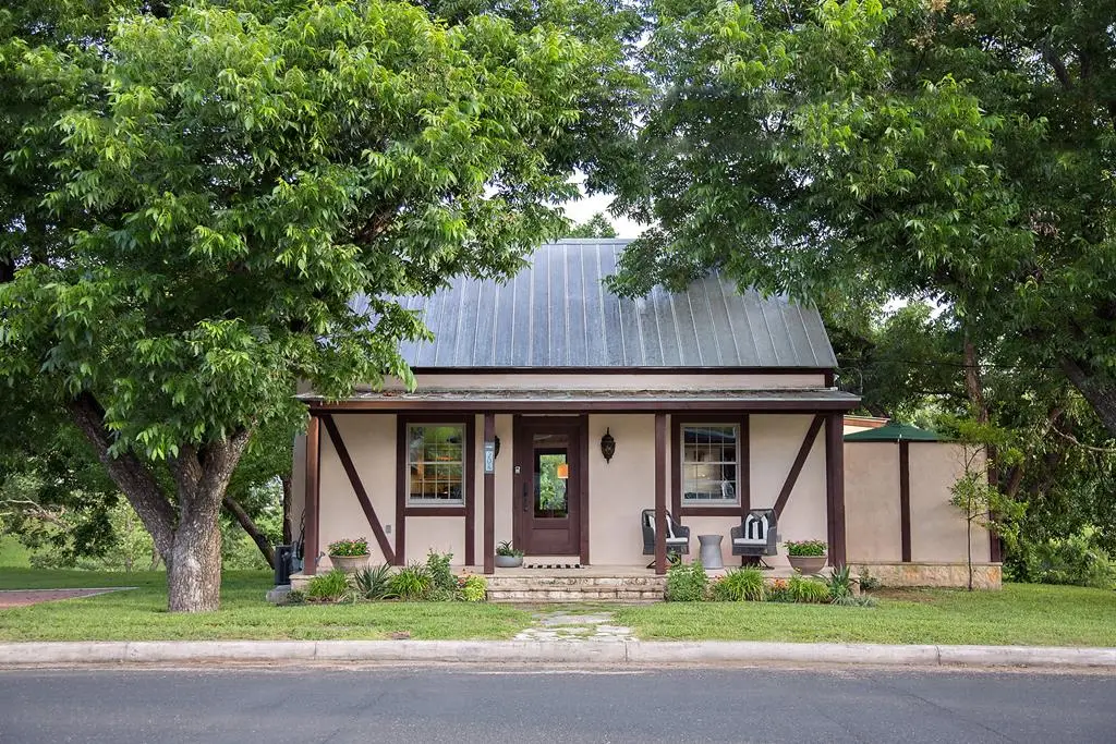 204 S Elk St, Fredericksburg, TX 78624 - #1