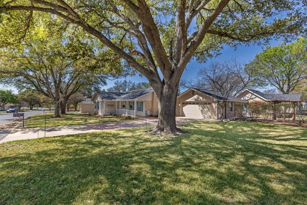 211 W Driftwood Dr, Fredericksburg, TX 78624 - #1