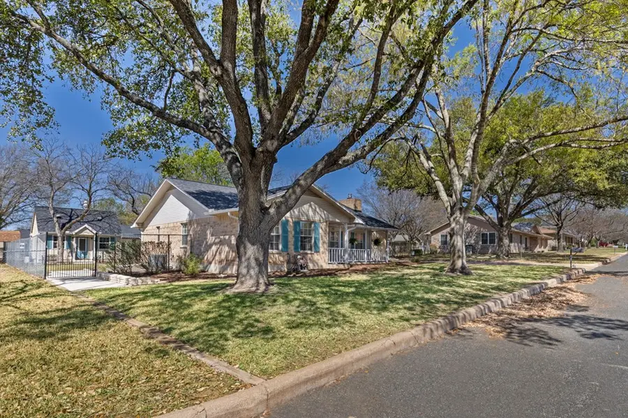 211 W Driftwood Dr, Fredericksburg, TX 78624 - #3