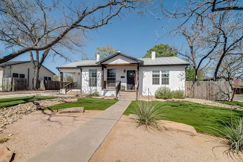 320 W Morse St, Fredericksburg, TX 78624 - #1