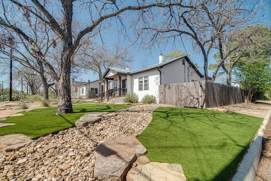 320 W Morse St, Fredericksburg, TX 78624 - #3