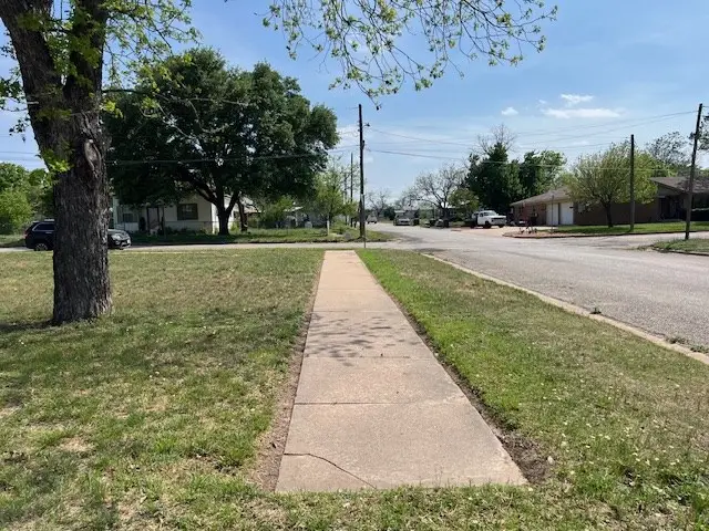 406 W 8th Street, Brady, TX 76825 - #3