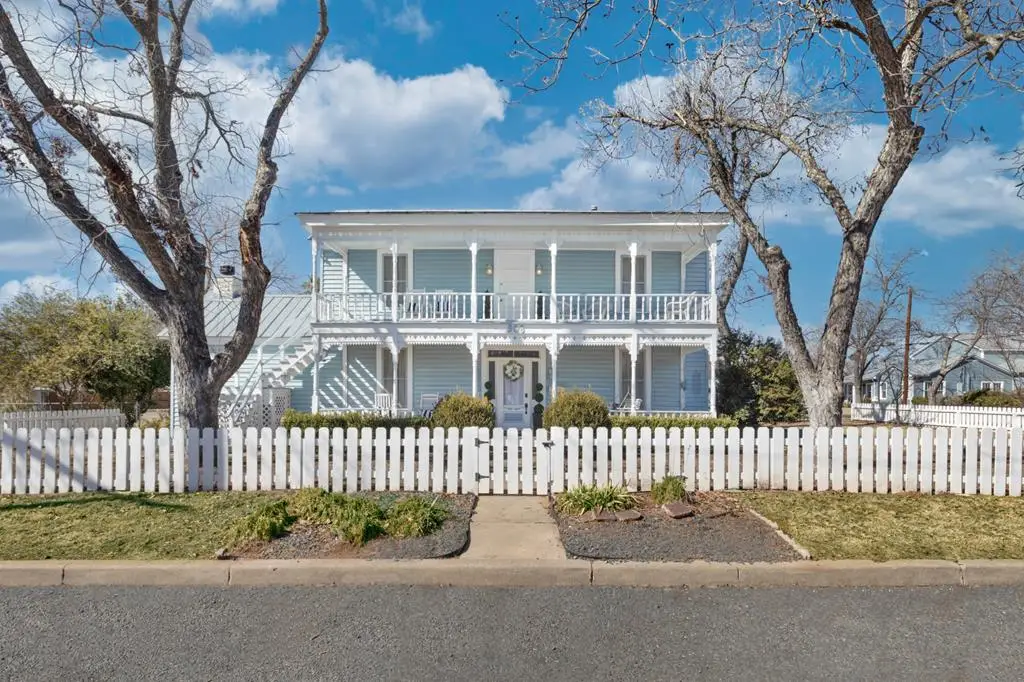 908 N Crockett St, Fredericksburg, TX 78624 - #1