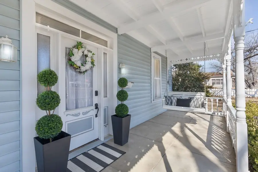 908 N Crockett St, Fredericksburg, TX 78624 - #3