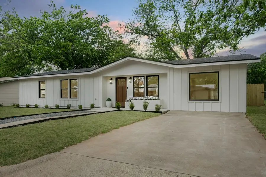 806 N Edison St, Fredericksburg, TX 78624 - #3