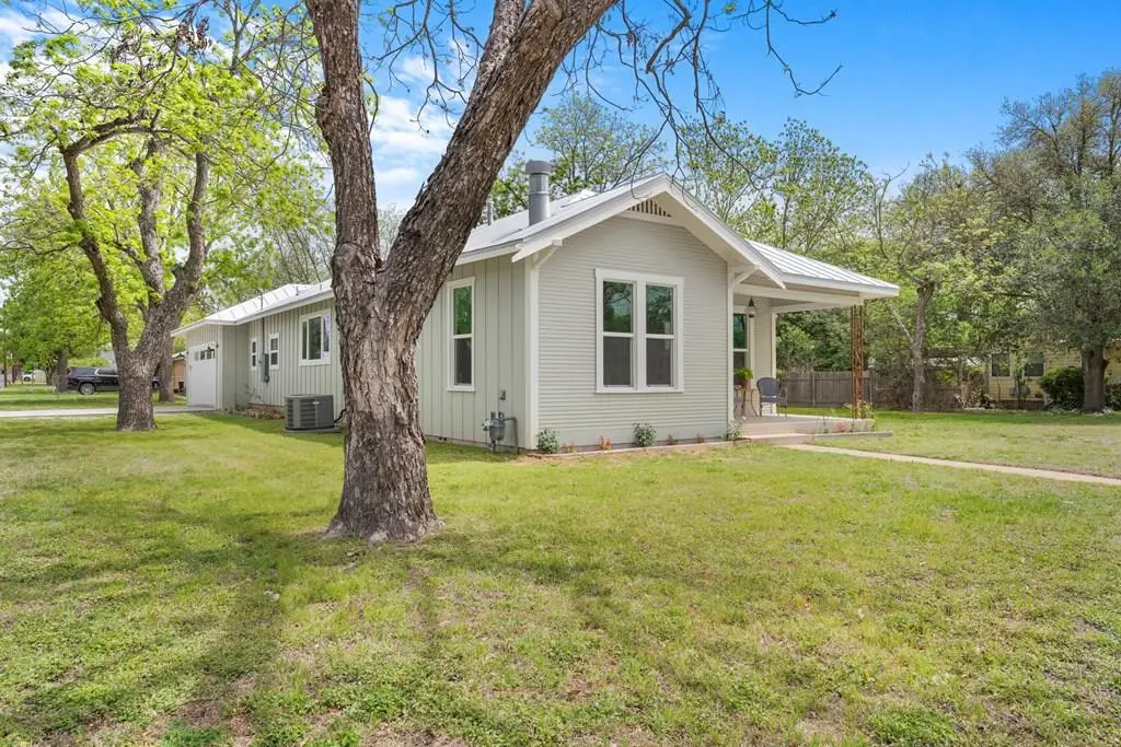 114 W Morse St, Fredericksburg, TX 78624 - #1