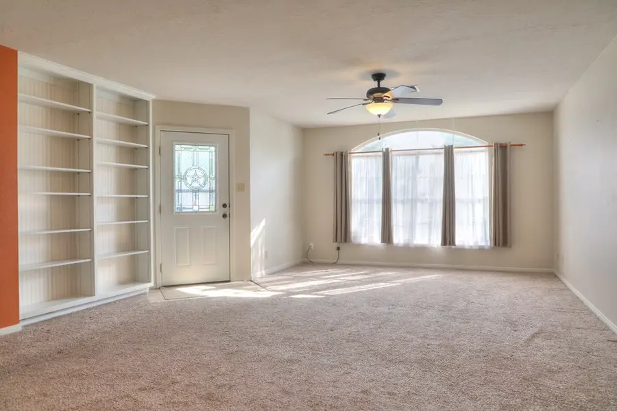 107 W Grothe St, Fredericksburg, TX 78624 - #2