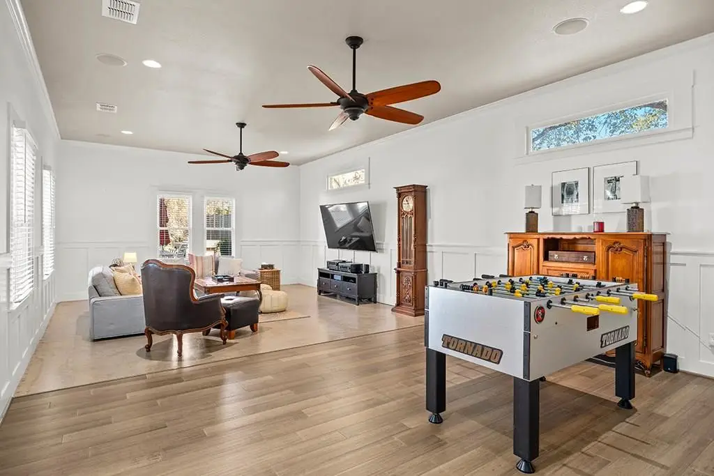 206 W Burbank St, Fredericksburg, TX 78624 - #1